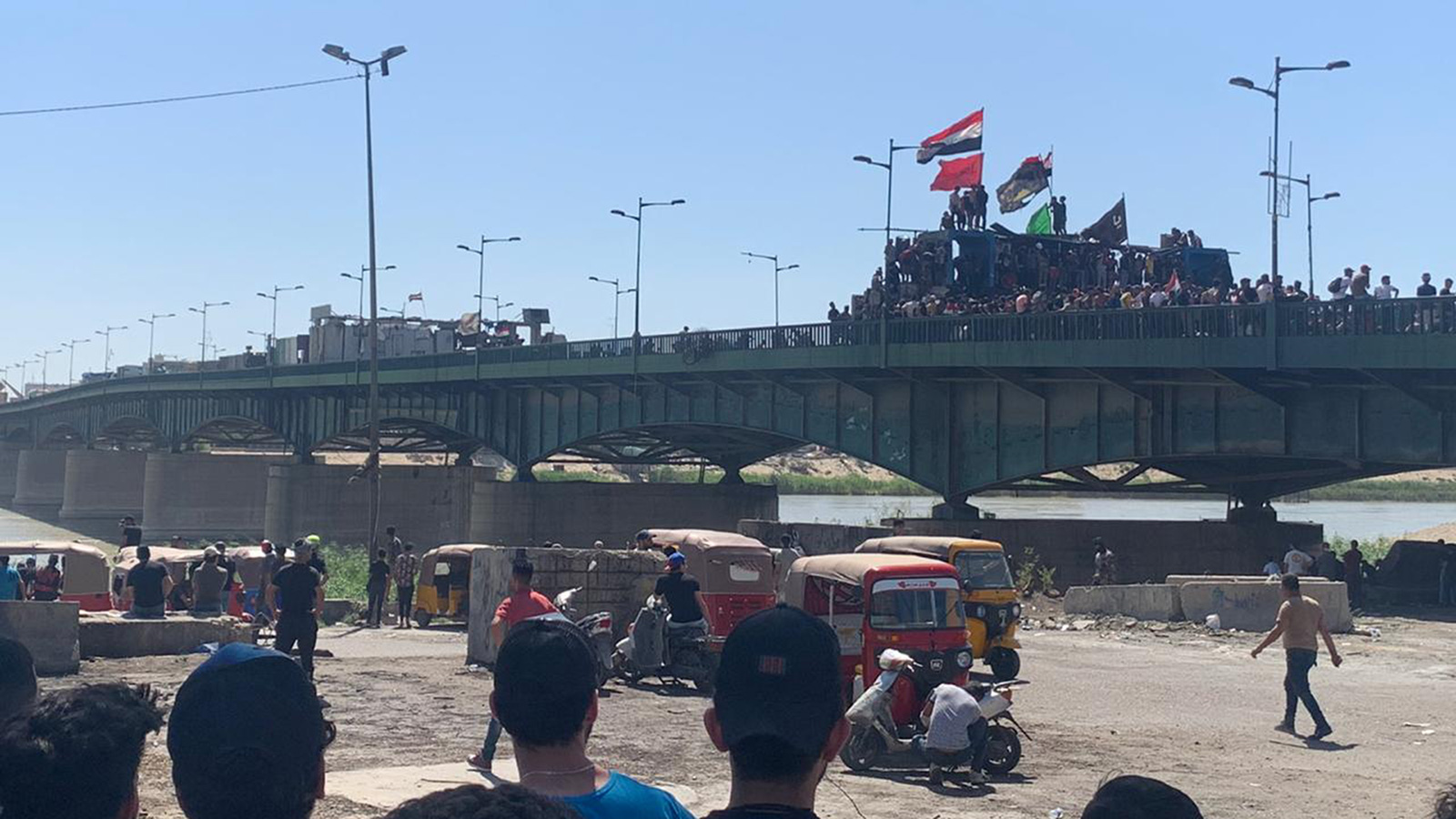 ‪الاحتجاجات في بغداد تركزت على جسر الجمهورية‬ (الجزيرة نت)