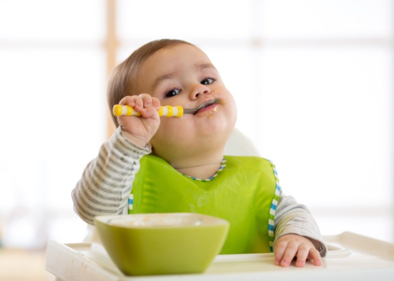 أ الطفل في تناول الطعام في وقت أبكر (بعد 4-6 الأشهر الأولى)