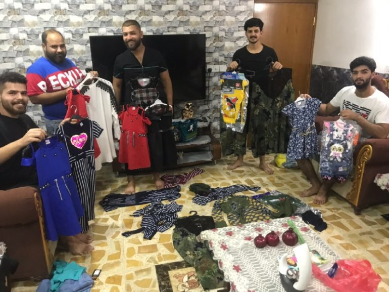 متطوعون في بغداد يجمعون كسوة العيد للأيتام والمحتاجين (الجزيرة نت)