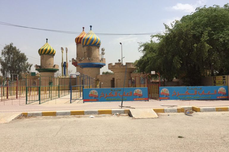 أحد مدن الألعاب في بغداد وقد بدت خالية من روادها في العيد (الجزيرة نت)
