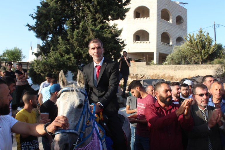 ميرفت صادق فلسطين القدس حزيران 2020 صلاح حسين يمتطي حصانا في زفة عرسه الذي أقيم بعد يوم من الإفراج عنه من سجون الاحتلال