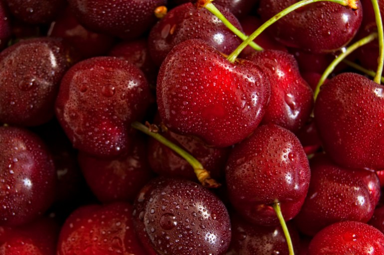 حتوي هذه الفاكهة على مادة الأنثوسيانين الذي يعطي الكرز لونه الأحمر الغني. ويتكون الأنثوسيانين من مركبات الفلافونويد المضادة للأكسدة والمضادة للالتهابات، والتي تساعد على تقليل خطر الإصابة بالأمراض المزمنة".