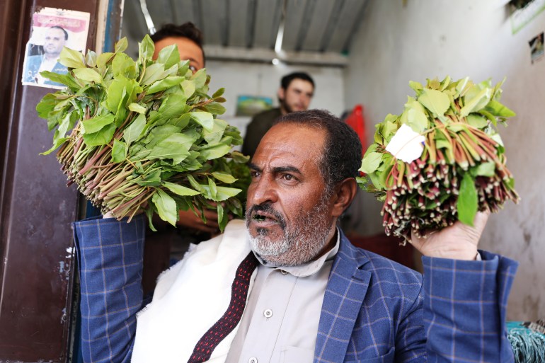 Vendor shows qat, a mild stimulant, at a qat market amid concerns of the spread of the coronavirus disease (COVID-19) in Sanaa (رويترز)