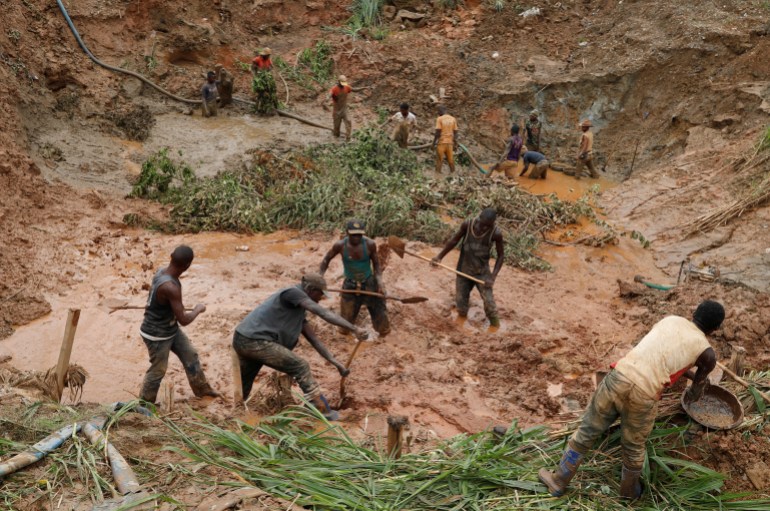 Men work at Makala gold mine camp near the town of Mongbwalu in Ituri province (رويترز)