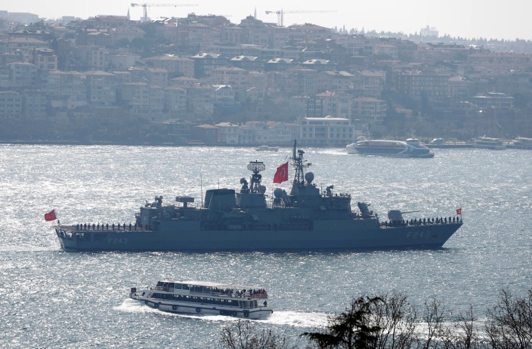 Turkish Navy frigate TCG Yildirim (F-243), returning from the Blue Homeland naval exercise, sails in the Bosphorus in Istanbul (رويترز)