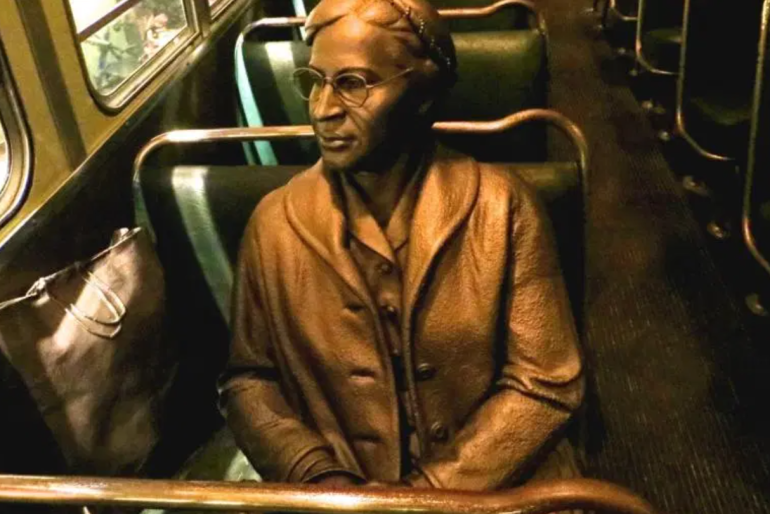تمثال لروزا باركس في الحافلة التي بدأت منها الثورة