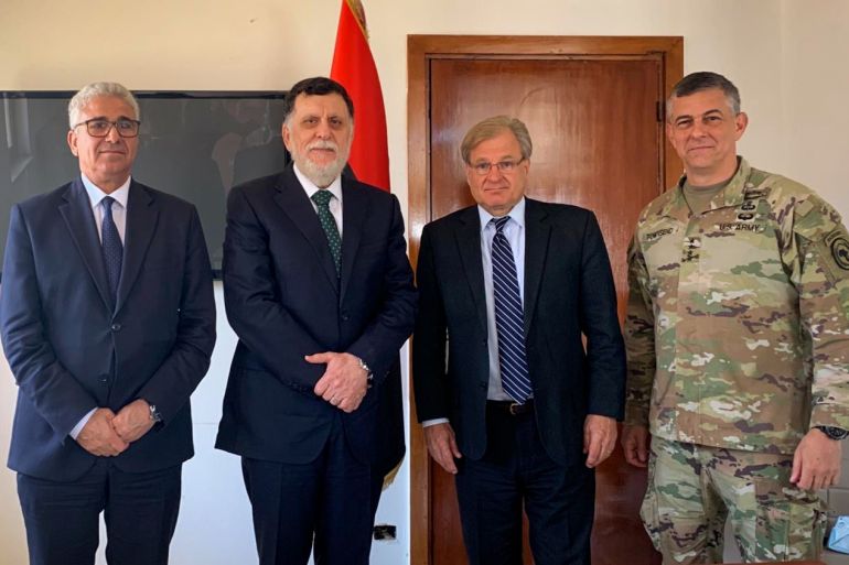 السراج (الثاني يسار) رفقة السفير الأميركي في ليبيا وقائد القيادة العسكرية الأميركية في ليبيا