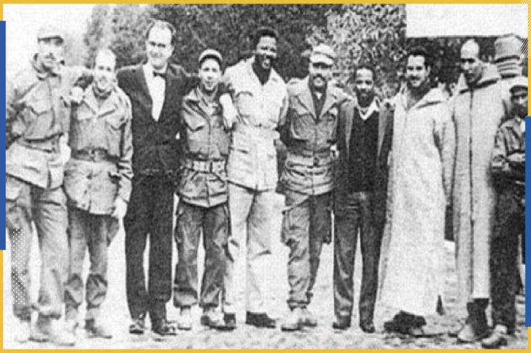 نيلسون مانديلا (في المنتصف) مع مناضلين جزائريين خلال تلقيه التدريب العسكري بالجزائر (مواقع التواصل )