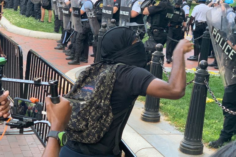 متظاهر أسود يواجه الشرطة أمام االبيت الأبيض