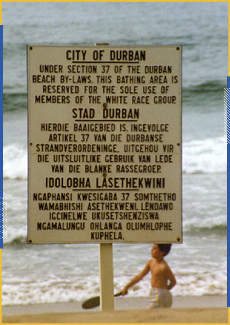 لافتة على شاطئ ناتال بثلاث لغات: هذا المكان محجوز للاستخدام للأعضاء ذوي العرق الأبيض فقط (مواقع التواصل )