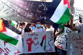 ميرفت صادق فلسطين رام الله 1 تموز 2020 شاب فلسطيني يحمل شعارات مناهضة للمخطط الإسرائيلي بضم مساحات واسعة من الضفة الغربية