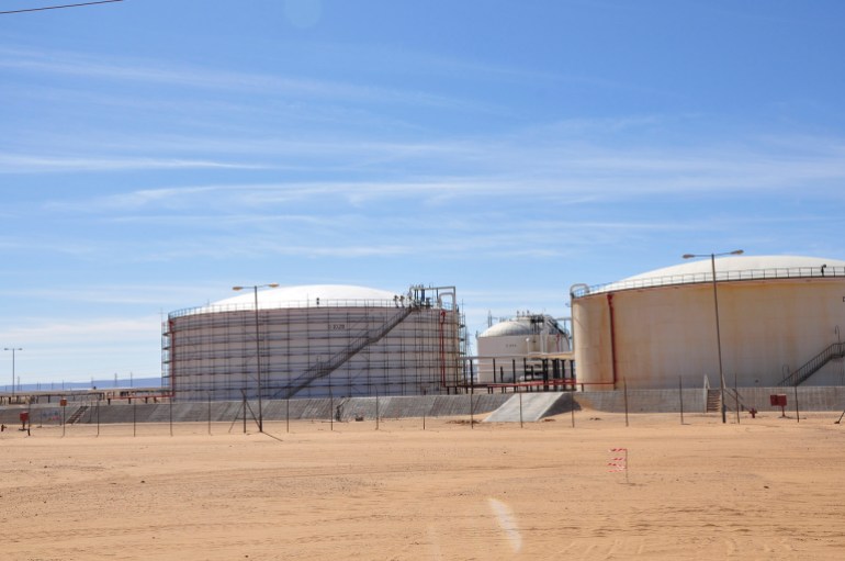 خزانات في حقل الشرارة النفطي جنوب ليبيا (الجزيرة)