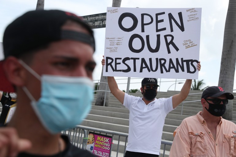 أميركيون بفلوريدا يحتجون على استمرار إغلاق المطاعم جراء تفشي كورونا (الصحافة الفرنسية)