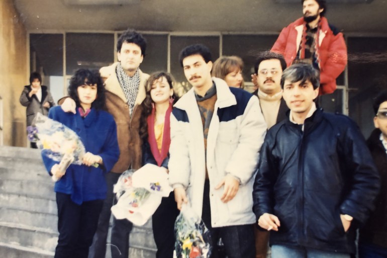 البوسنة والهرسك-سراييفو-صورة قديمة لأزيرا وزوجها محمد(من اليسار) مع أصدقائهما الفلسطينيين والبوسنيين في الجامعة-من أرشيف أزيرا-الجزيرة نت