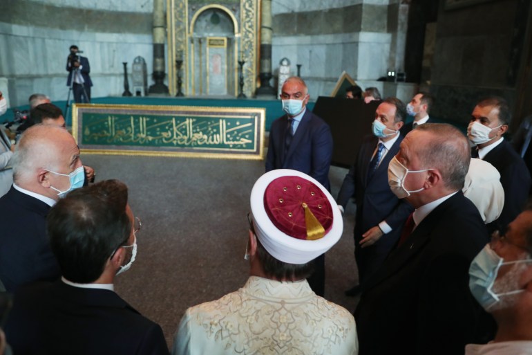 رجب طيب أردوغان وعدد من المسؤولين أثناء زيارة مسجد آيا صوفيا (الأناضول)