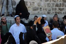 المسجد الأقصى القدس المحتلة أغسطس 2015 مجموعة من المتطرفين أثناء اقتحامهم للأقصى وتظهر المرابطات في تصديهن لهم وهم يحاولون أداء طقو⁩.JPG