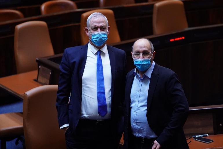 غانتس مع وزير القضاء الإسرائيلي آفي نيسانكورين، الذي يدافع عن سيادة المحاكمة قبالة نتيناهو