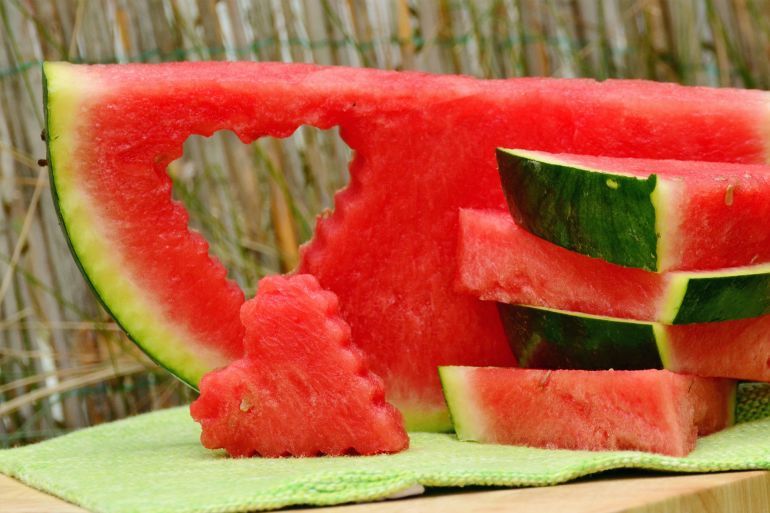 تعرف على الأطعمة التي تساعدك على محاربة موجة الحرارة البطيخ