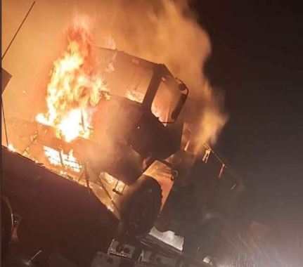 النيران تستغل في عربة عسكرية تابعة للقوات الأميركية أضرم مجهولون النار فيها جنوبي العراق