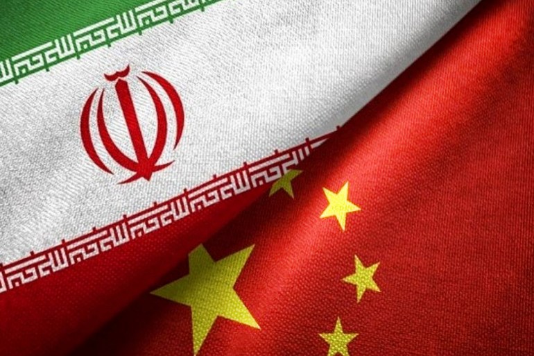 علم الصين وإيران (شترستوك)