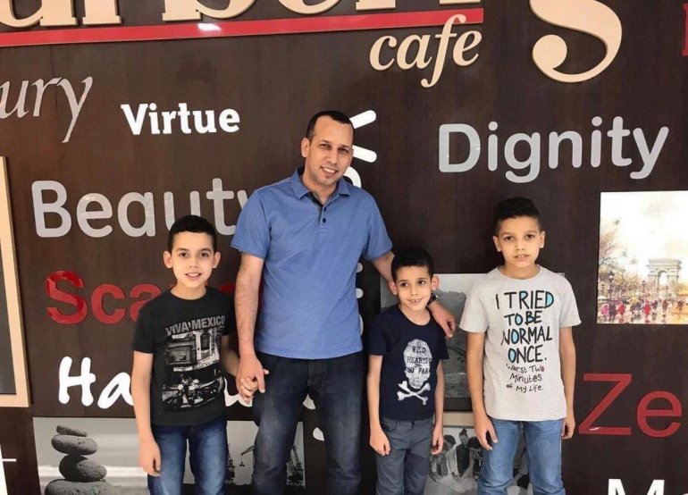 هشام الهاشمي رفقة عددا من أبنائه