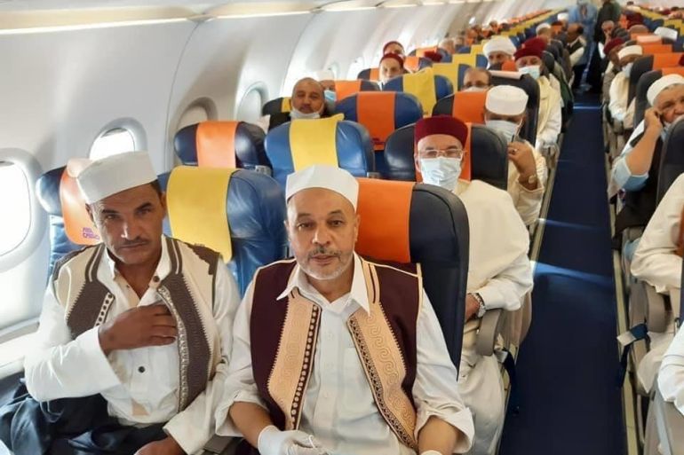 أفراد من وفد شيوخ القبائل في ليبيا داخل الطائرة التي أقلتهم للقاهرة
