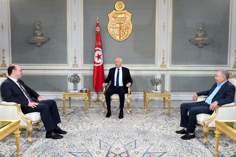 الرئيس التونسي قيس سعيد خلال لقائه مع رئيس الحكومة إلياس الفخفاخ (يسار) والأمين العام للاتحاد العام التونسي للشغل نورالدين الطبوبي