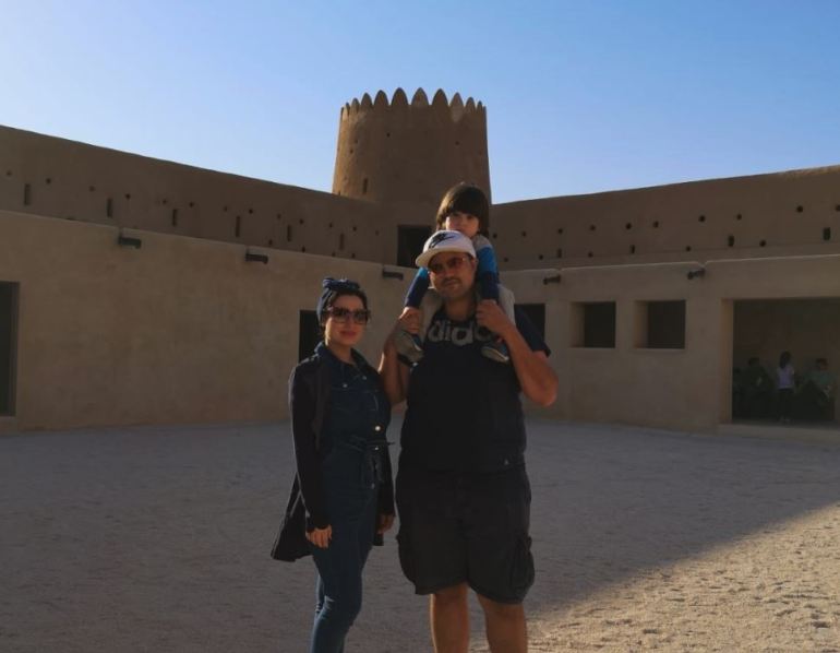 2سمر الدرهلي مع زوجها وابنها في قلعة الزبارة - العيد في الغربة (الجزيرة) قطر