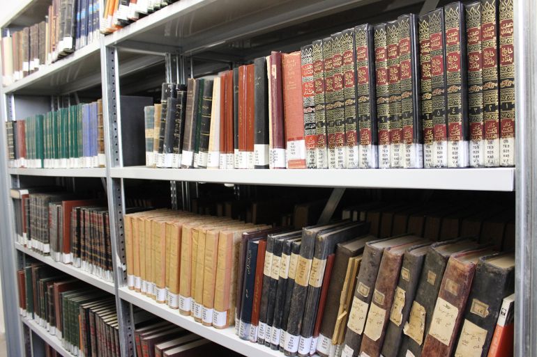 5-أسيل جندي، مجموعة من الكتب القديمة التي تضمها رفوف المكتبة والمتاحة رقميا الآن(الجزيرة نت)