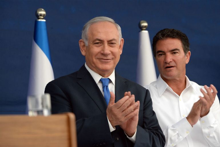 1 رئيس الموساد الإسرائيلي إلى جانب رئيس الوزراء، بنيامين نتنياهو، الذي قدم له الشكر لجهوده التوصل إلى اتفاق التطبيع مع الإمارات (مكتب الصحافة الحكومي الإسرائيلي، عممت على وسائل الإعلام للاستعمال الحر".