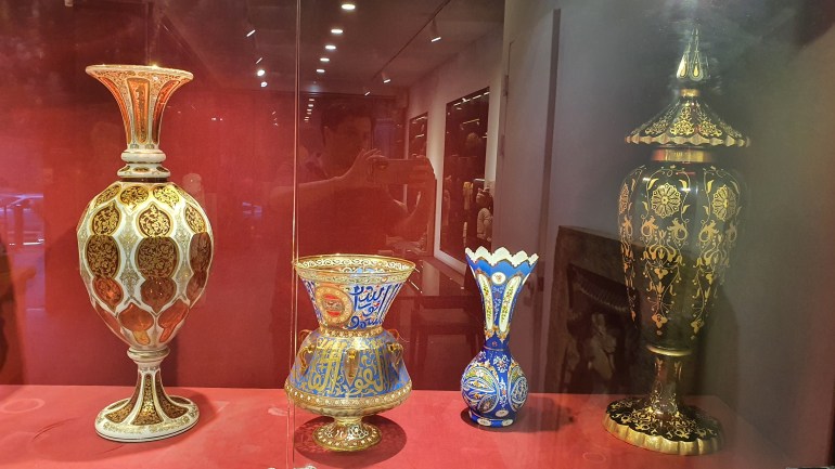 مزهريات بلورية عثمانية وفارسية مطلية بالذهب، عمرها ما بين 4 إلى 3 قرون.