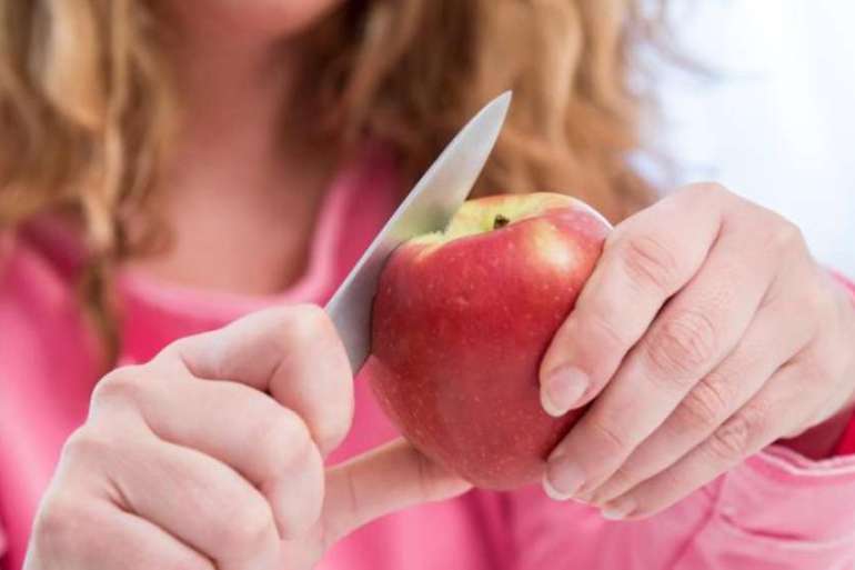الأشخاص الذين لديهم حساسية تجاه حبوب لقاح البتولا غالبا ما يعانون من حساسية تجاه التفاح أيضا (وكالة الأنباء الألمانية)