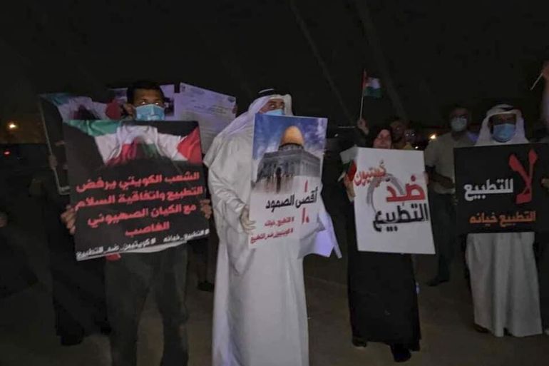 وقفة سلمية كويتية بجانب السفارة الفلسطينية رفضا للتطبيع