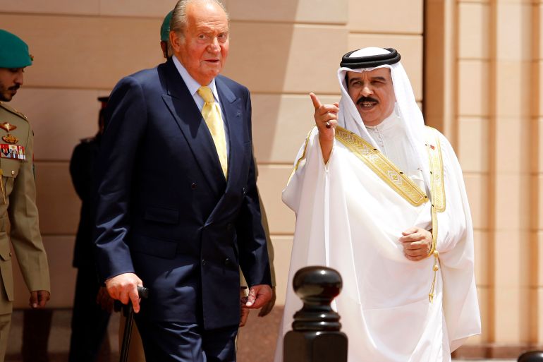 Bahrain's King Hamad points next to Spain's King Juan Carlos upon his arrival at Gudabiya Palace in Manama