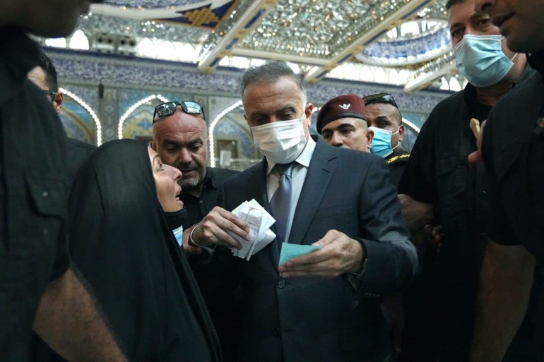 الكاظمي أثناء زيارته لأحد المراقد الدينية في العراق (المكتب الخاص)