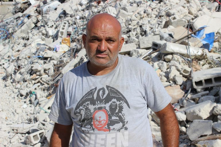وائل الطحان يقف على منزله المدمر الذي بناه على مدار ثلاثة عقودبناه (الجزيرة نت)