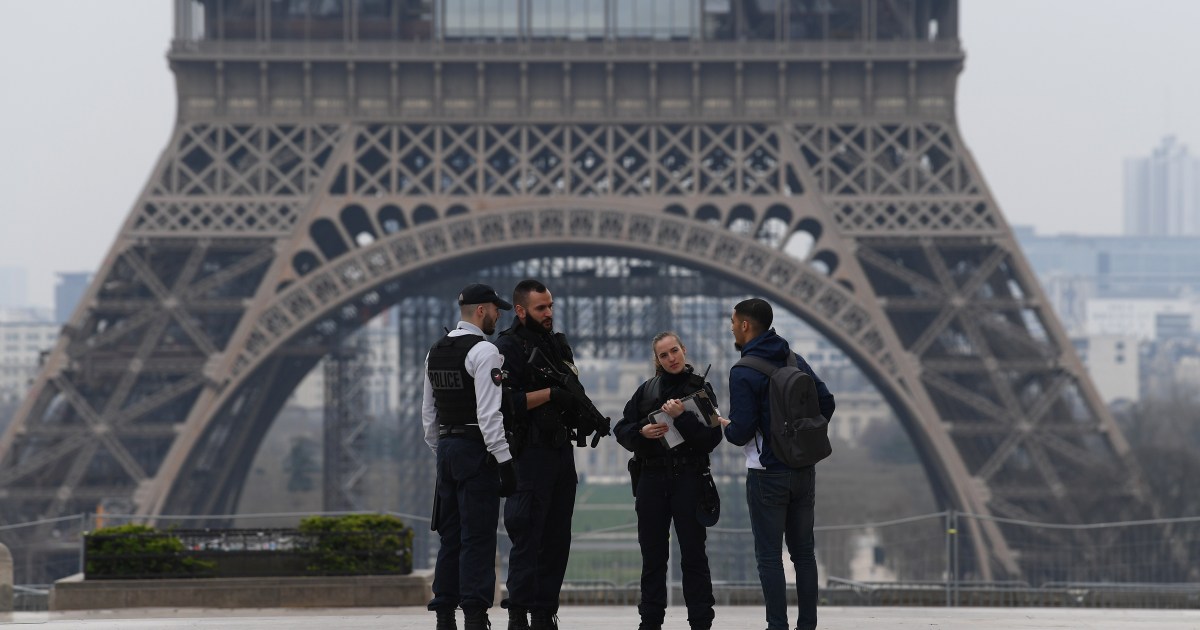 Пересадка париж. Франция полиция Эйфелева башня. Париж протесты Эйфелева башня. Париж сейчас. Призрачный Париж.