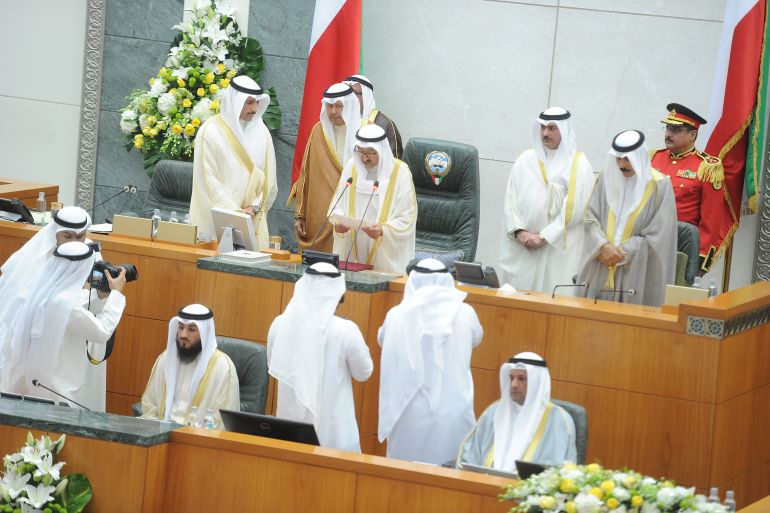 نظام الحكم في الكويت أميري يمزج بين النظامين الرئاسي والبرلماني