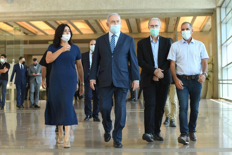 نتنياهو ووزير المواصلات ميري ريغيف خلال جولة بمطار بن غوريون قبيل إعادة تشغيله، الجمهور الإسرائيلي يفقد ثقته بالقيادة السياسية.
