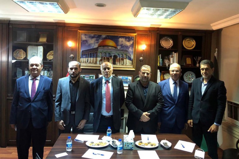 قيادات وفدي حماس وفتح خلال اجتماع بمقر السفارة الفلسطينية في اسطنبول الأربعاء