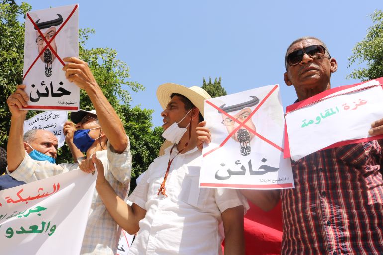 وقفة احتجاجية سابقة أمام سفارة الإمارات بتونس ضد التطبيع الجزيرة نت
