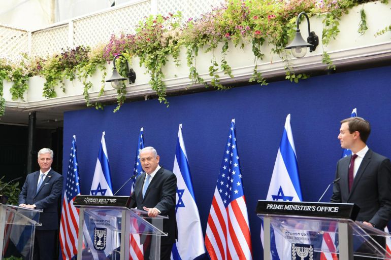 نتنياهو يتوسط جاريد كوشنر ومستار الأمن القومي الأميركي روبرت أوبراين، خلال مؤتمر صحافي بالقدس ساعات قبل سفر الوفد الإسرائيلي الأميركي إلى الإمارات