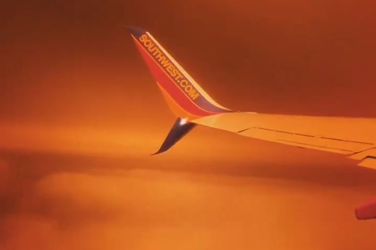 السماء باللون البرتقالي .. لاعب بيسبول سابق يوثق لقطات مخيفة لرحلته بالطائرة في كاليفورنيا - مواقع التواصل