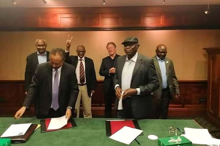 توقيع رئيس الوزراء السوداني عبد الله حمدوك وعبد العزيز الحلو، رئيس الحركة الشعبية قطاع الشمال اتفاقا في أديس أبابا