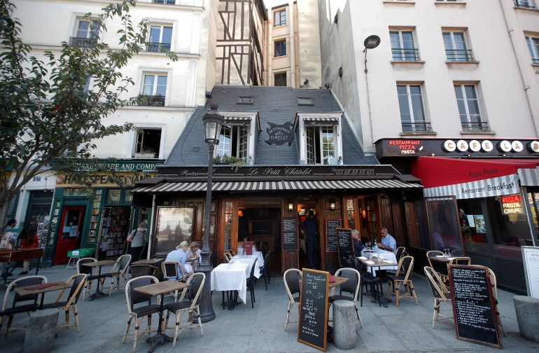 Restaurant in Paris during COVID-19