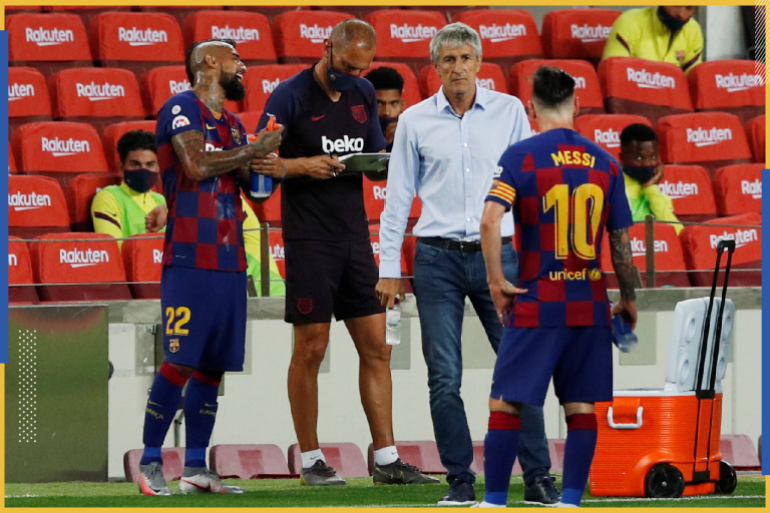 Soccer Football - La Liga Santander - FC Barcelona v Atletico Madrid - Camp Nou, Barcelona, Spain - June 30, 2020 Barcelona coach Quique Setien with Arturo Vidal and Lionel Messi during the drinks brake, as play resumes behind closed doors following the outbreak of the coronavirus disease (COVID-19) REUTERS/Albert Gea