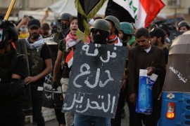 احد أعضاء فرقة درع التحرير الخاصة بحماية المتظاهرين من اعمال العنف (خاص الجزيرة تصوير مجتبى سهيل)...._