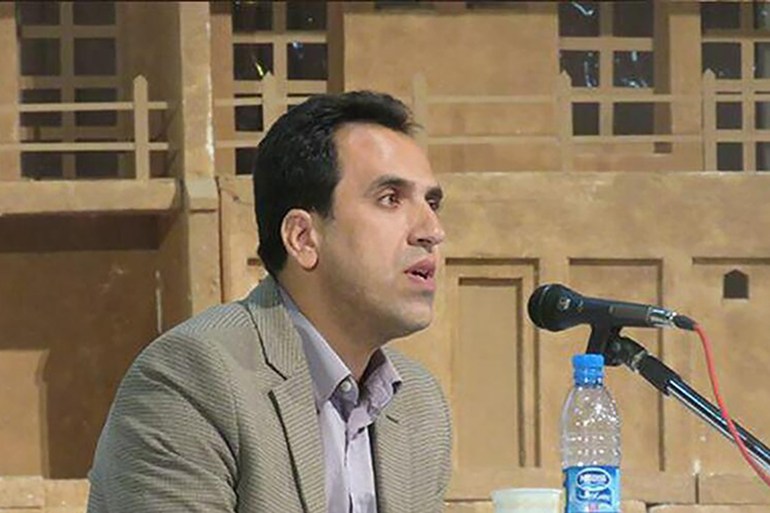 يعتقد الدكتور صلاح الدين خديو بأن تفضل الجمهورية الإسلامية الآن أرمينيا عن آذربيجان. مواقع التواصل