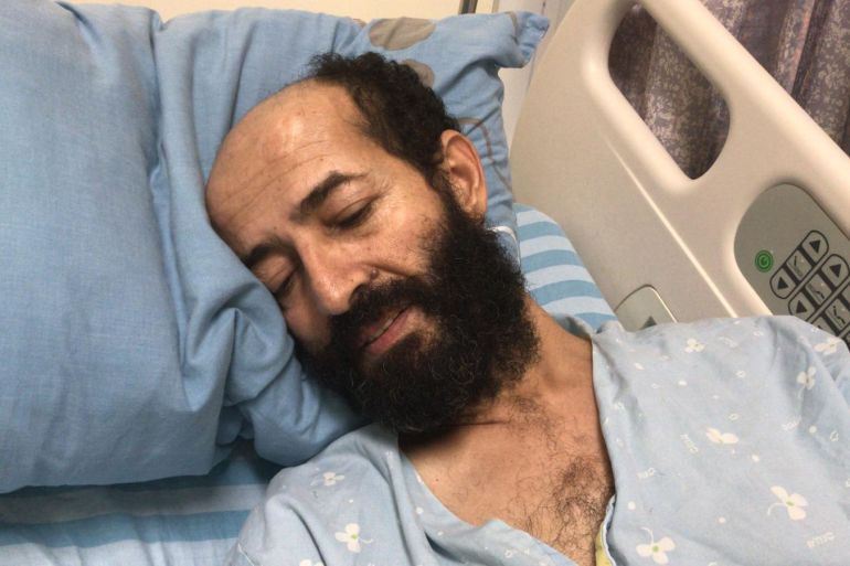 صورة حديثة للاسير ماهر الأخرس وهو يضرب عن الطعام داخل مستشفى سجن كابلان الاسرائيلي لليوم 79 على التوالي- الصورة مرسلة من زوجته للجزيرة نت-
