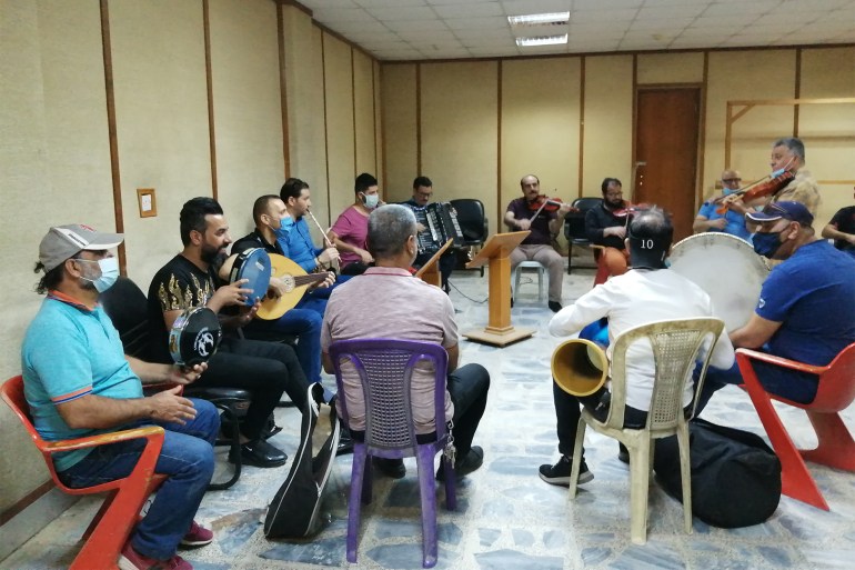 من داخل دائرة الفنون الموسيقية ، بمدينة الأعظمية ببغداد ، وهذه الصور تمثل فرقة موسيقية للعزف واللحن والغناء ، تحت التدريب ، (الجزيرة نت copy